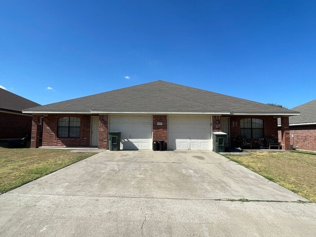 Building Photo - 5005 John David Dr Unit # A