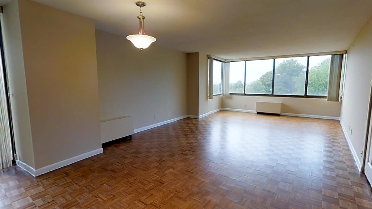 Photo - Hampton Plaza Apartments