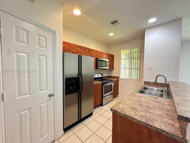 Building Photo - 6055 SW 19th Ct Unit 6055