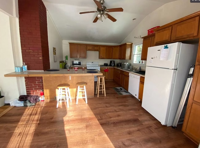 Large eat-in kitchen - 19 Main St Unit 19 Main St