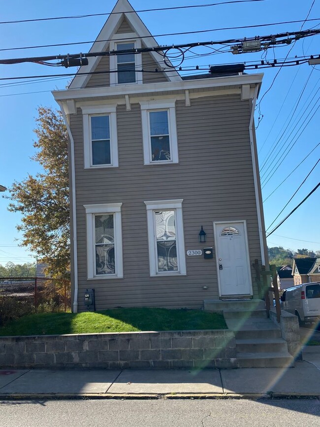 Building Photo - Spacious 3br house with off street parking