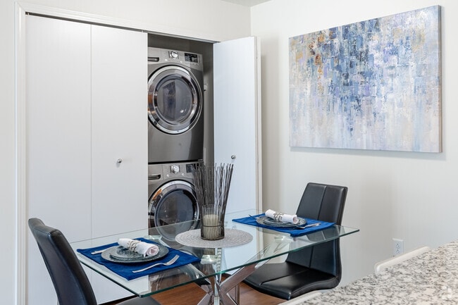 2 habitaciones, 1 baño - 960 pies cuadrados - Comedor - Bell Estates Apartments