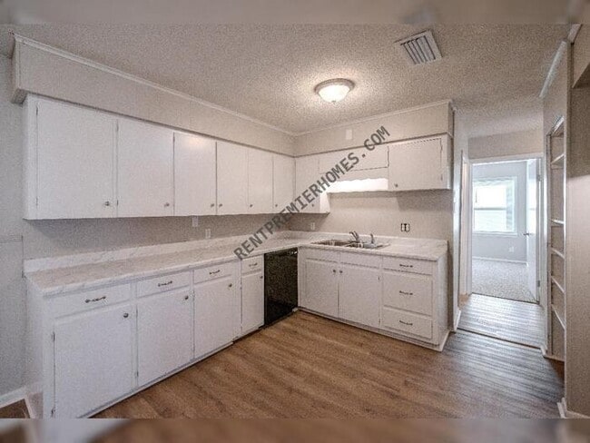 Photo - 9020 Barber St