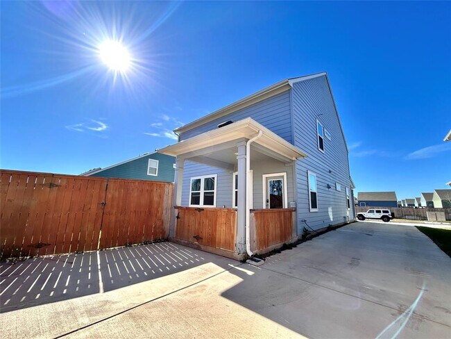 Photo - 202 Pebblestream Pass