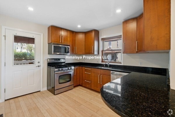 Building Photo - 65 Calumet St Unit 1 Rental