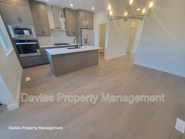 Photo - 2222 Muckleplum Cres SW