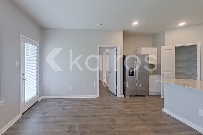 Photo - 113 Yardley Ct