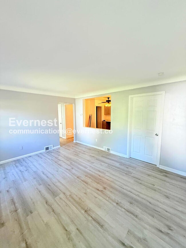 Photo - 5134 Hereford St