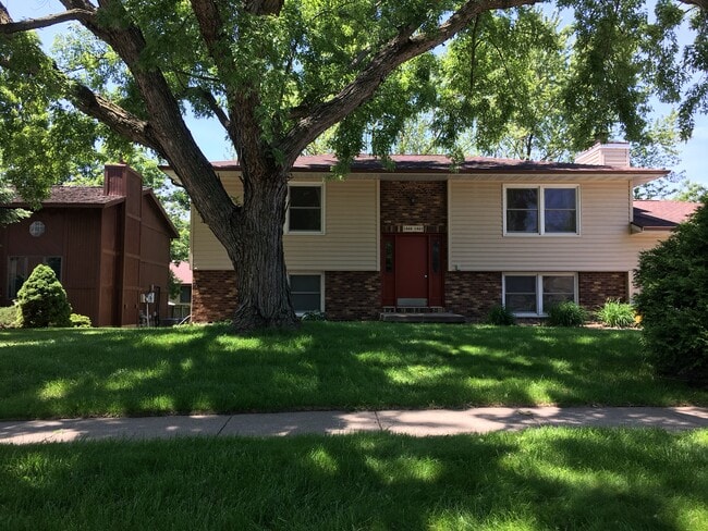 Building Photo - 1460 Eastview Dr Unit upstairs