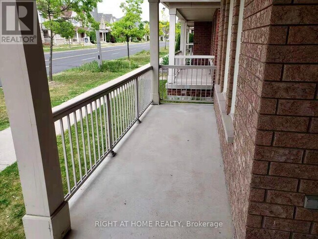 Photo - 753 Bur Oak Ave