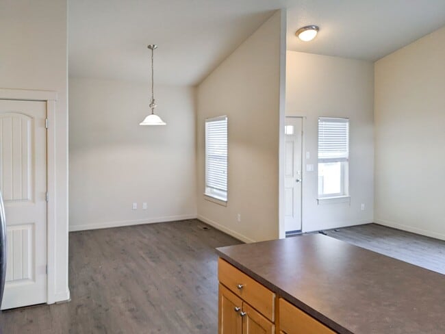 Photo - 958 Harbour Ln NE