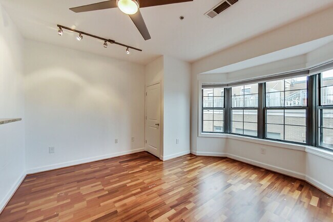 Photo - Sunny top-floor studio! Unit 904 - 1