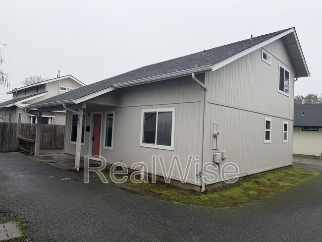 Photo - 241 NE School St