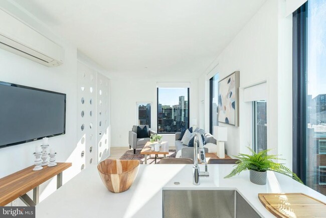 Photo - 1131-39 N Front St Unit 406