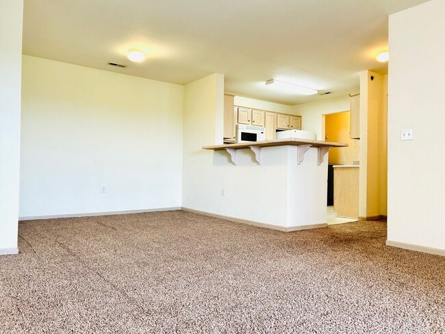 Photo - Large 3 Bedroom Apartment, Great Location!