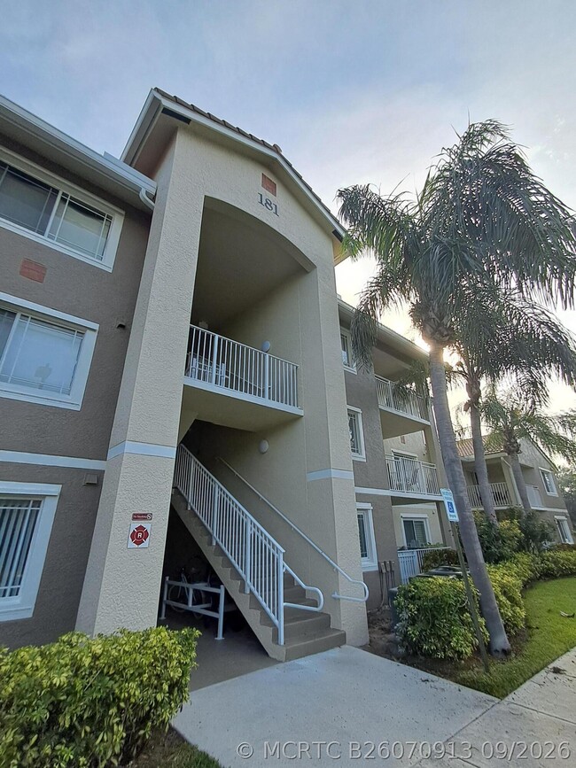Building Photo - 181 SW Palm Dr Unit 204
