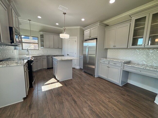 Photo - Like new.. GORGEOUS TIBURON BEAUTY.. Close to Barksdale Air Force Base.