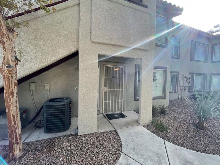 Photo - 4955 S Lindell Rd