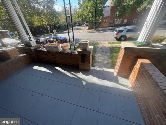 Photo - 1041 N Kenwood Ave Townhome