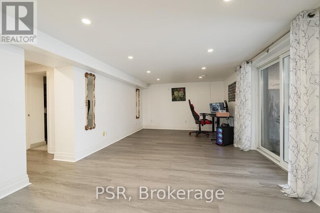 Photo - 2b Roycrest Ave