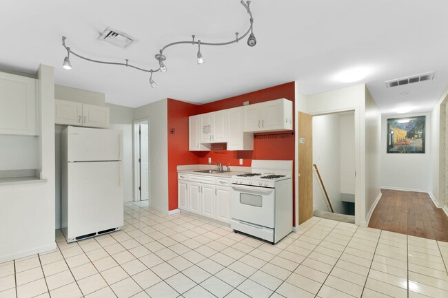 Building Photo - 392-394 Crown Street Unit 392-2