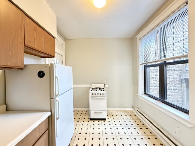 718 W Barry Ave Unit J02W