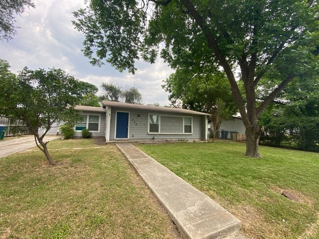 Building Photo - Welcome to this charming 2-bedroom, 1-bathroom house located in the heart of San Antonio, TX.