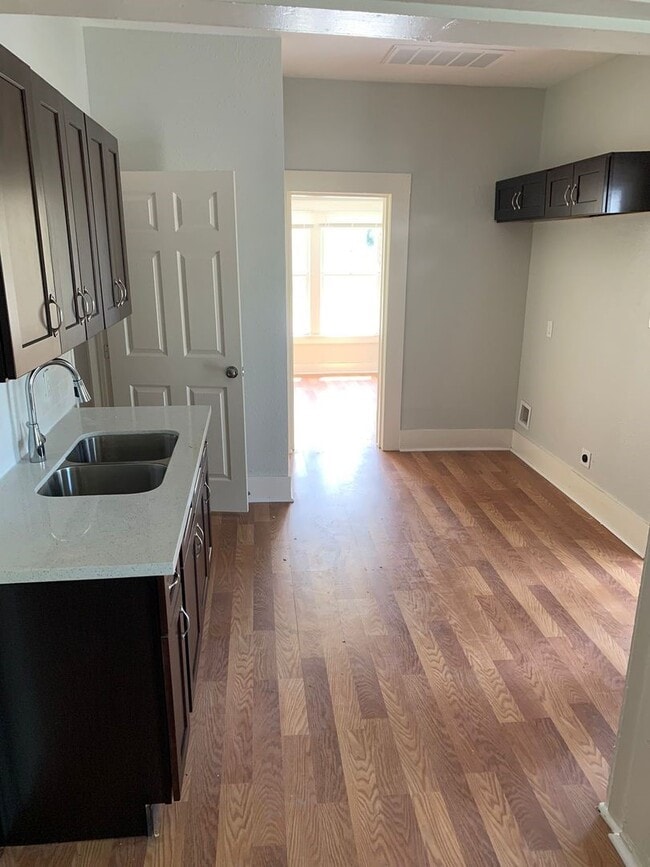 Photo - 1294 Cartwright St