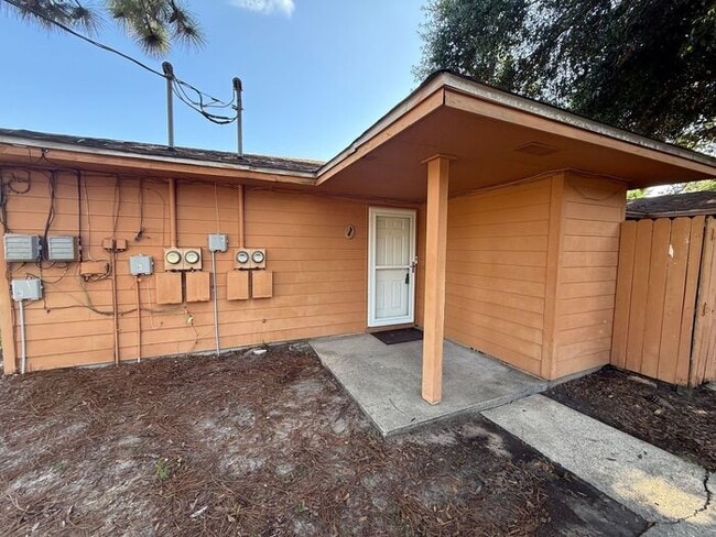 Photo - Gulf Breeze - Greenbriar Estates- 2 bedroom, 1 bathroom - water and lawn care included