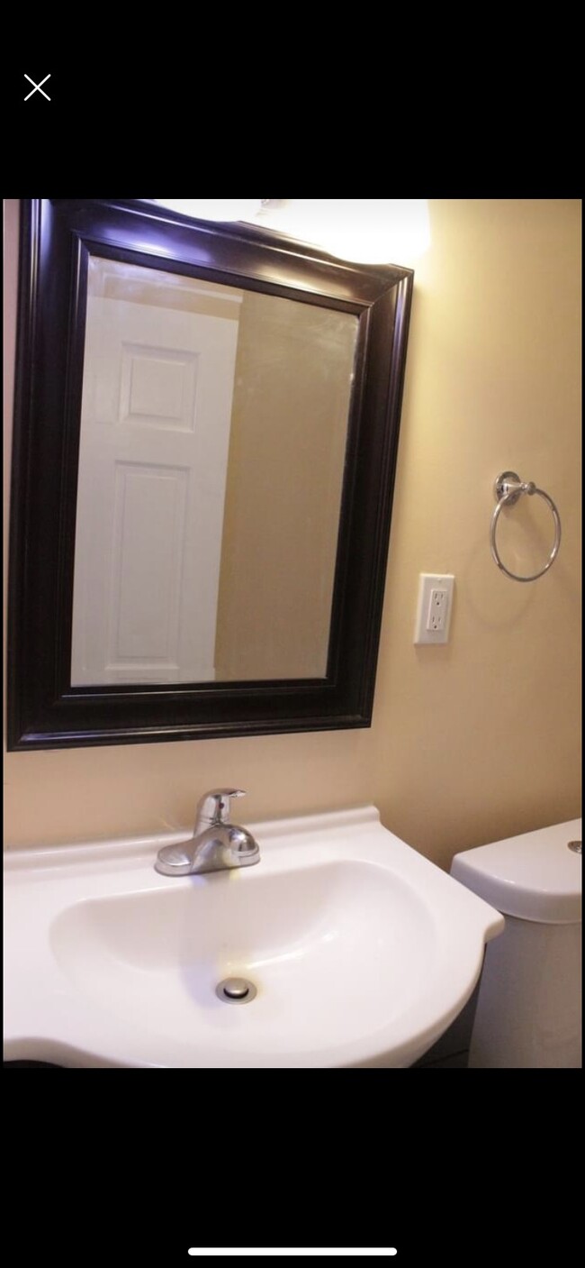 Photo - 240 Centre St