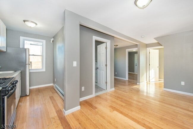 Building Photo - 581 E 18th St Rental