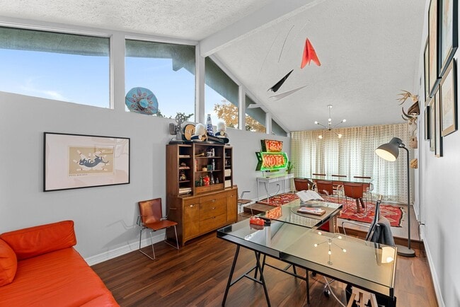 Ventanas altas y un enorme espacio de oficinas (el letrero de neón ya no está, lo siento...). - 1178 Bournewood Dr