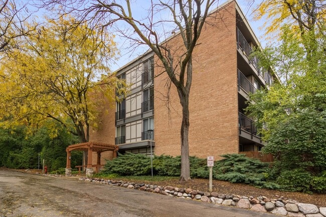 Building Photo - 5830 Oakwood Dr Unit 1H Rental