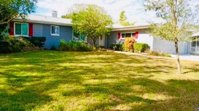 Building Photo - Furnished 3 Bedroom