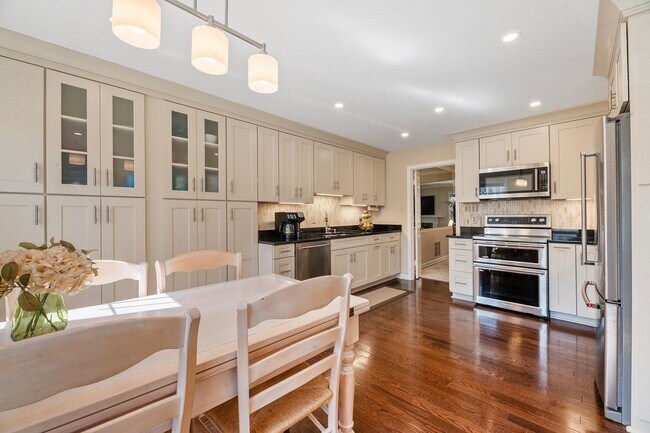 Photo - 4 Bedroom, 3.5 Bath Furnished Townhouse Available