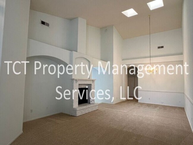 Beautiful Townhome with Fireplace