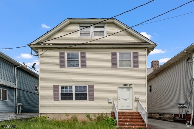 Building Photo - 820 Spring St Unit 2 Rental