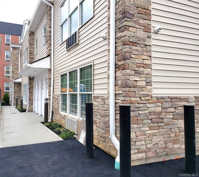 Building Photo - 71 N Main St Unit E