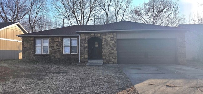 Building Photo - Spacious 3 Bedroom Home for $1095 in Southwest Springfield