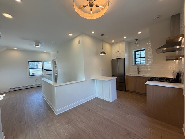 Building Photo - 5016 N Lawndale Ave Unit 2R
