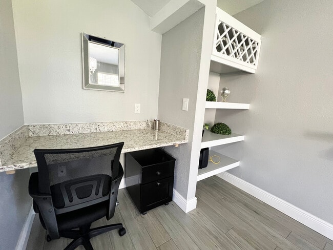 Desk - 7280 Westpointe Blvd Unit 815