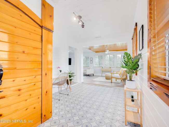Photo - 6472 Putnam St