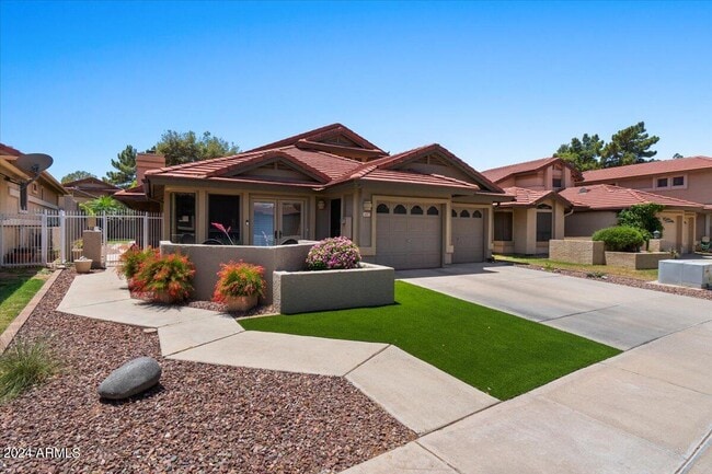 Photo - 687 N May St