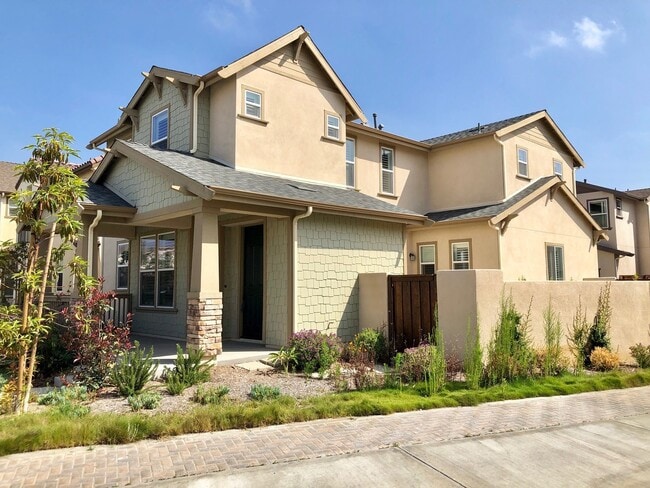 Building Photo - Beautiful East Ventura Home- Enclave Community