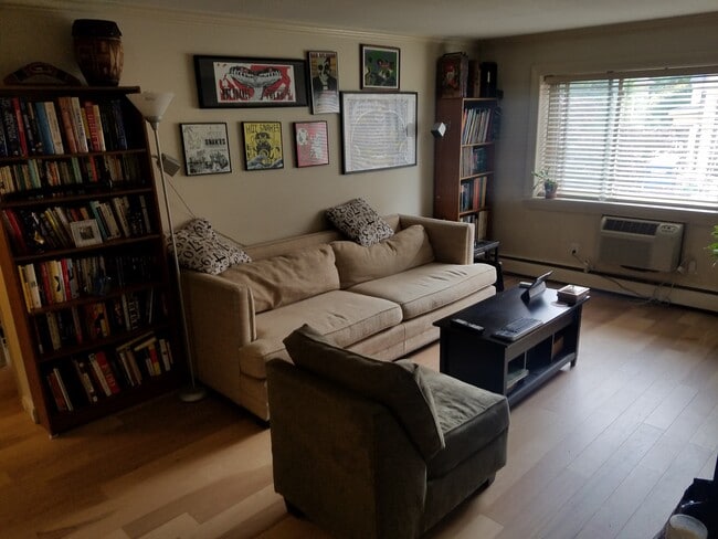 Living room - 329 Harvard St Unit 10