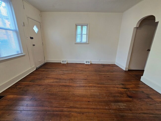 Building Photo - Large 2 bed 2 bath townhouse with huge pri...