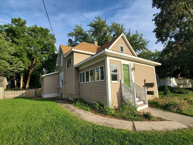 Building Photo - 624 S 1st St Unit Main level Rental