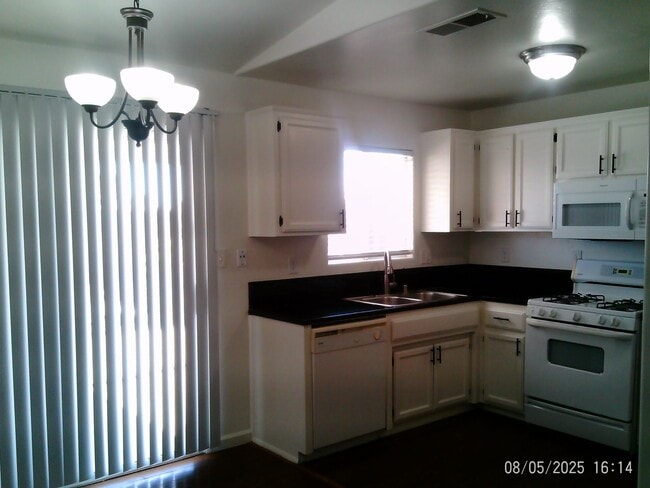 Photo - OILDALE CUTIE !!! SPECIAL $2547.500 MOVES ...