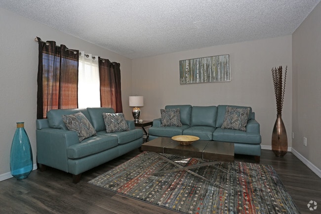 1BR, 1BA - 550 SF - Living - Sunpointe Place