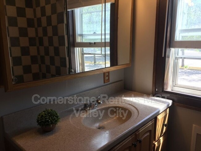 Photo - 253 College St SE